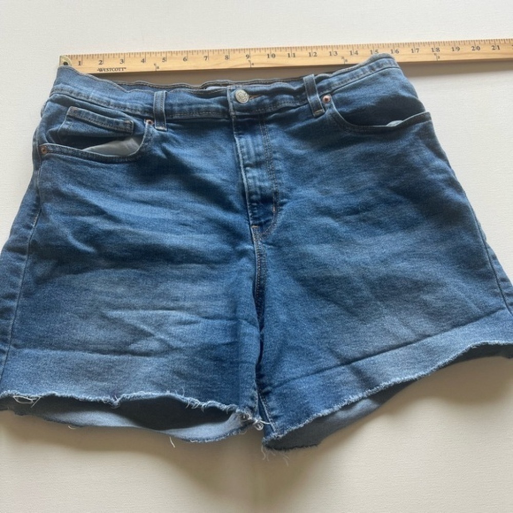 EUC WOMENS DENIZEN LEVI'S VINTAGE HIGH-RISE JEAN SHORTS SIZE 12/31 (R)